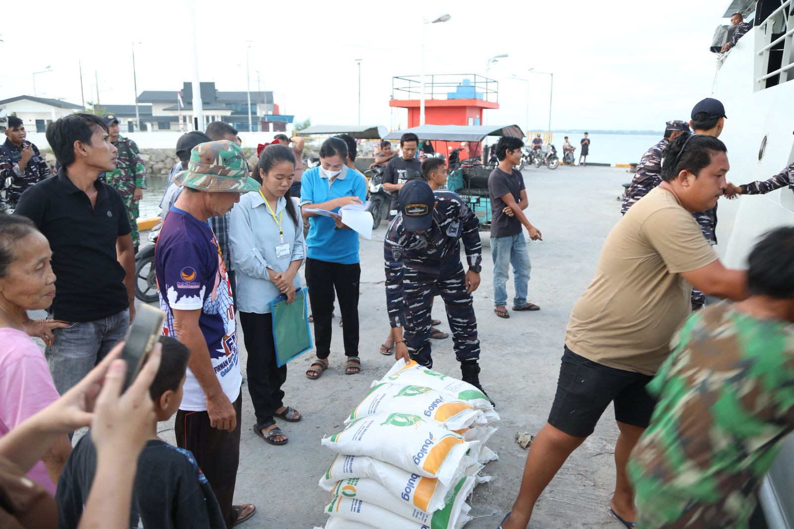 Lanal Nias dan Bulog Bekerjasama Distribusikan Bantuan Pangan Presiden RI Ke Pulau-Pulau Terkecil di Nias Menggunakan KAL Hinako 1-2-19