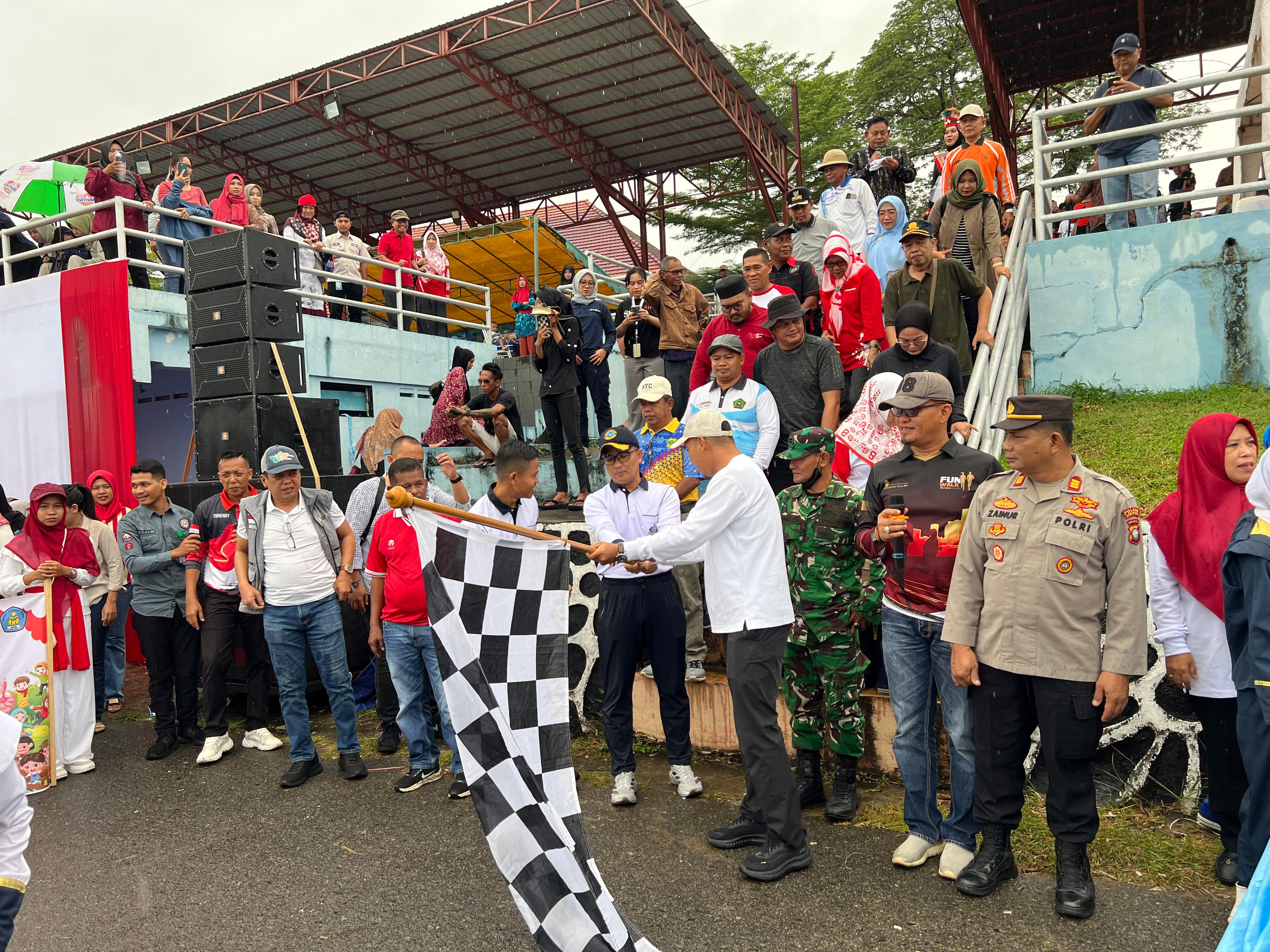 Semarakkan HUT Ke-80 RI, Danlanal Dabo Singkep Lepas Peserta Karnaval Budaya Bersama Forkopimda
