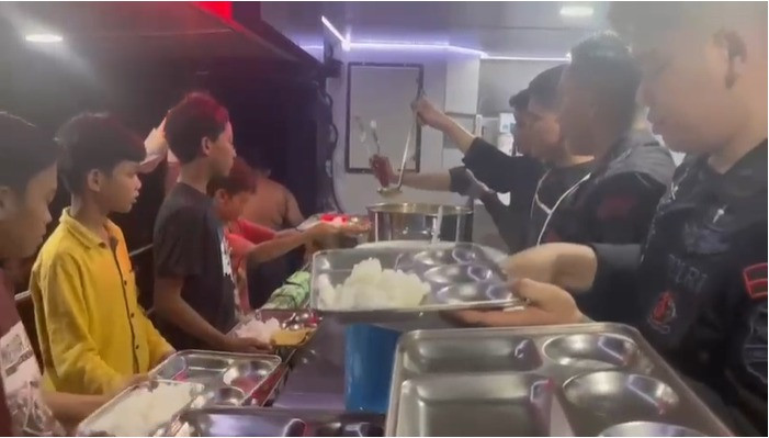 Dapur Lapangan Brimob Suplai Bantuan Makanan untuk Korban Banjir di Aceh Tamiang