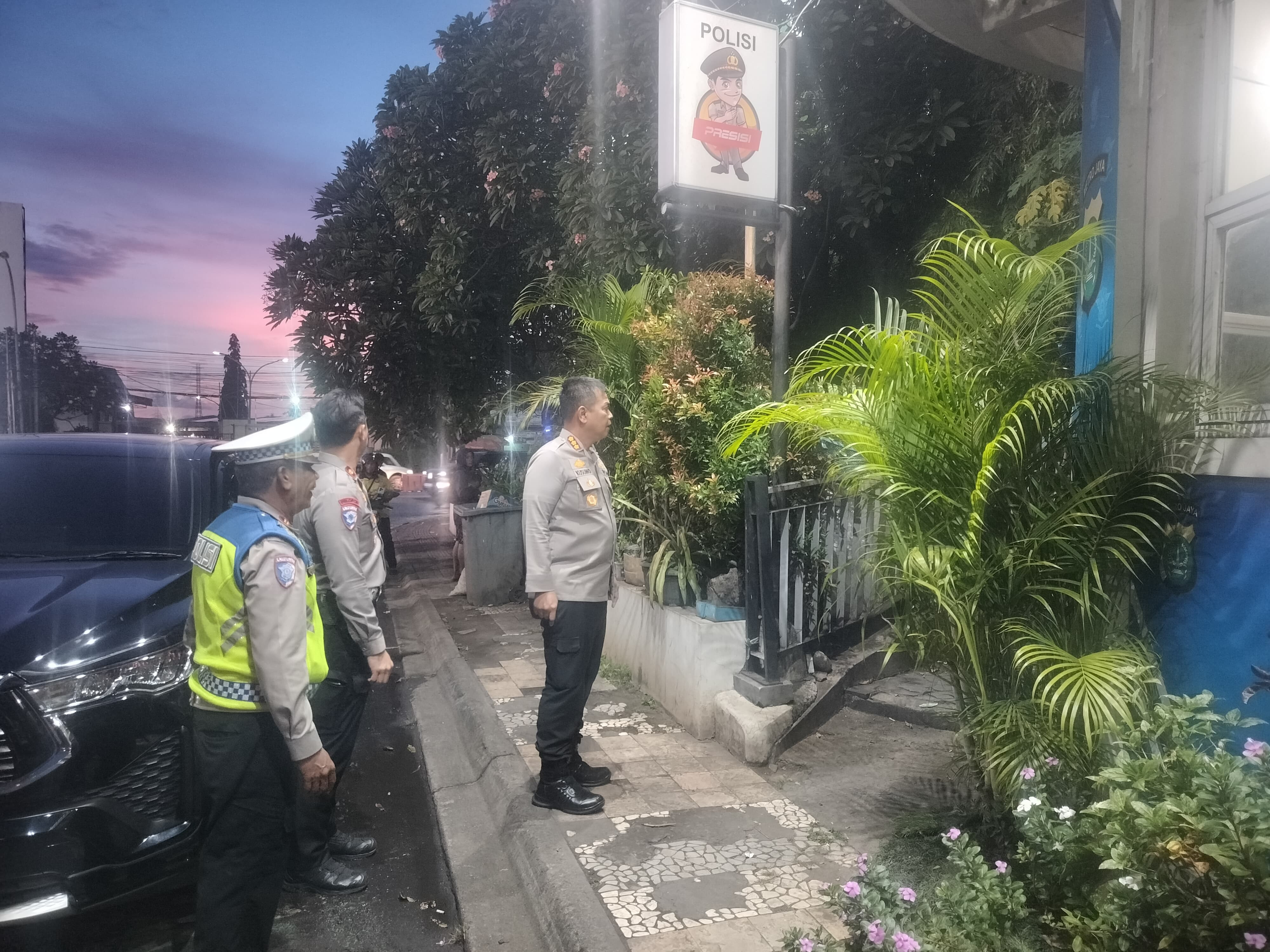 Kapolres Metro Bekasi Kota Kunjungi Pos Pengamanan Natal 2025 di Gerbang Harapan Indah