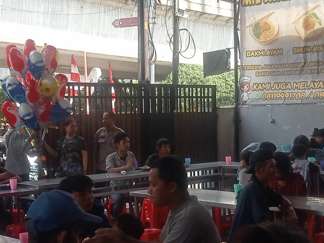Jumat Peduli, Polsek Metro Penjaringan Bagikan Makanan Gratis dan Sampaikan Pesan Kamtibmas