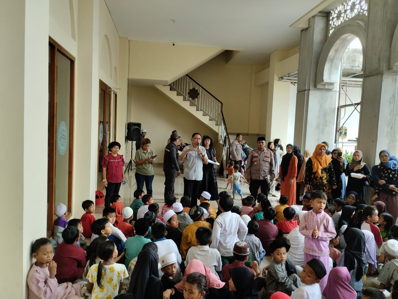Polsek Medansatria dan Sat Binmas Polres Metro Bekasi Kota Gelar Jumat Berkah Bersama Donatur Harapan Indah