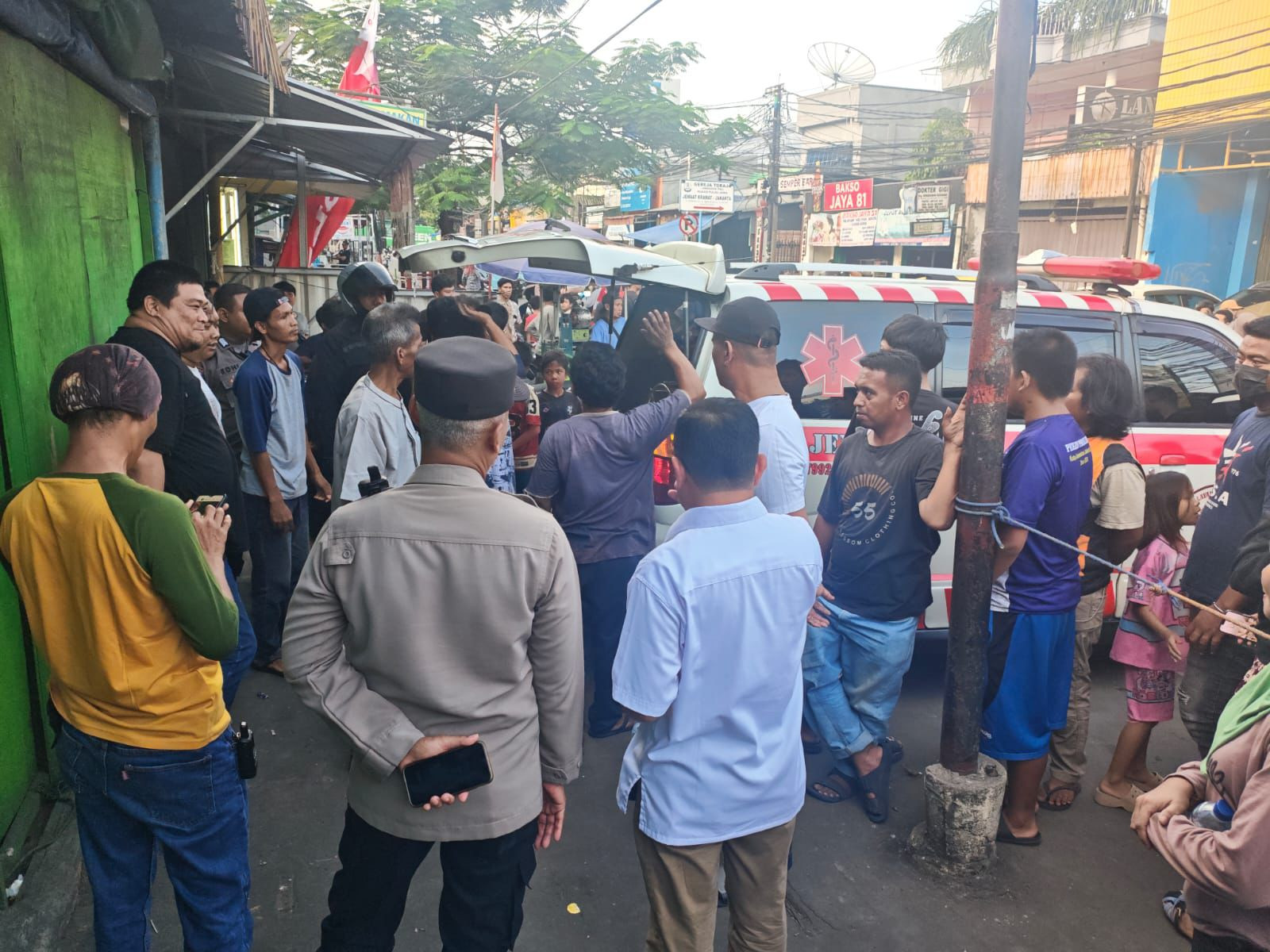 Respon Cepat Polisi Tindaklanjuti Laporan Warga, Pria Tanpa Identitas Ditemukan Meninggal di Teras Toko Material Koja