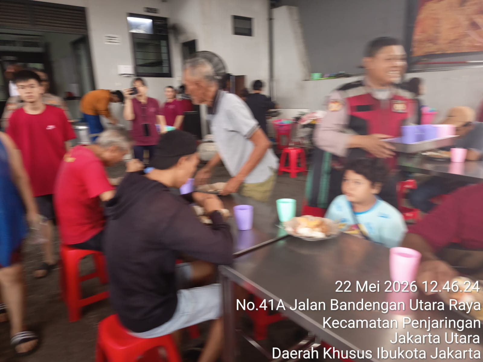 Polsek Metro Penjaringan Gelar Jum’at Peduli, Bagikan 500 Paket Makanan untuk Warga dan Pekerja Harian