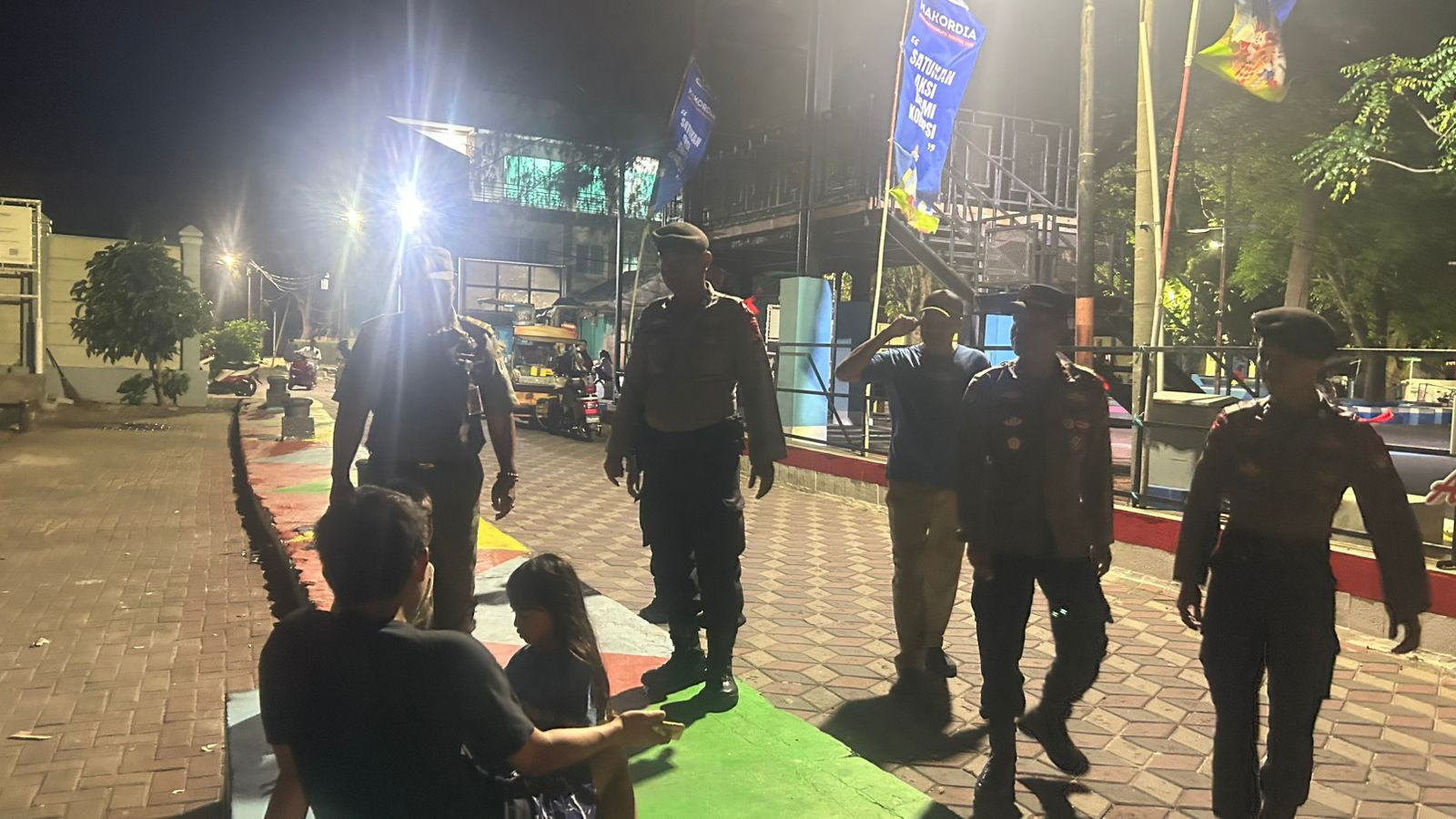 Patroli Malam Gabungan di Kepulauan Seribu Utara, Polisi Sapa Warga dan Pastikan Wisata Aman Saat Nataru