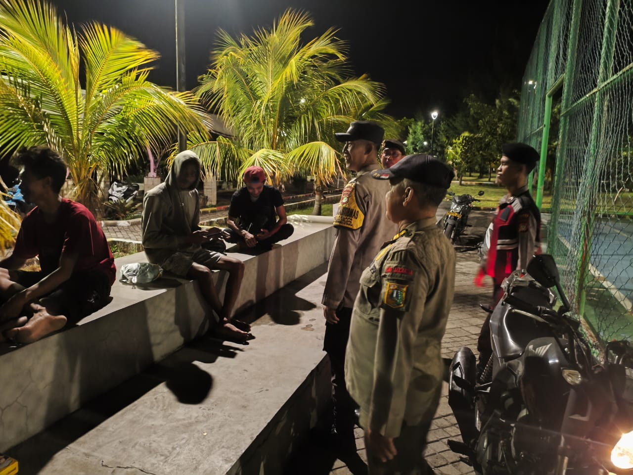 Patroli Malam Gabungan TNI-Polri dan Instansi Terkait, Polsek Kepulauan Seribu Utara Perkuat Siskamling dan Sosialisasikan Layanan 110