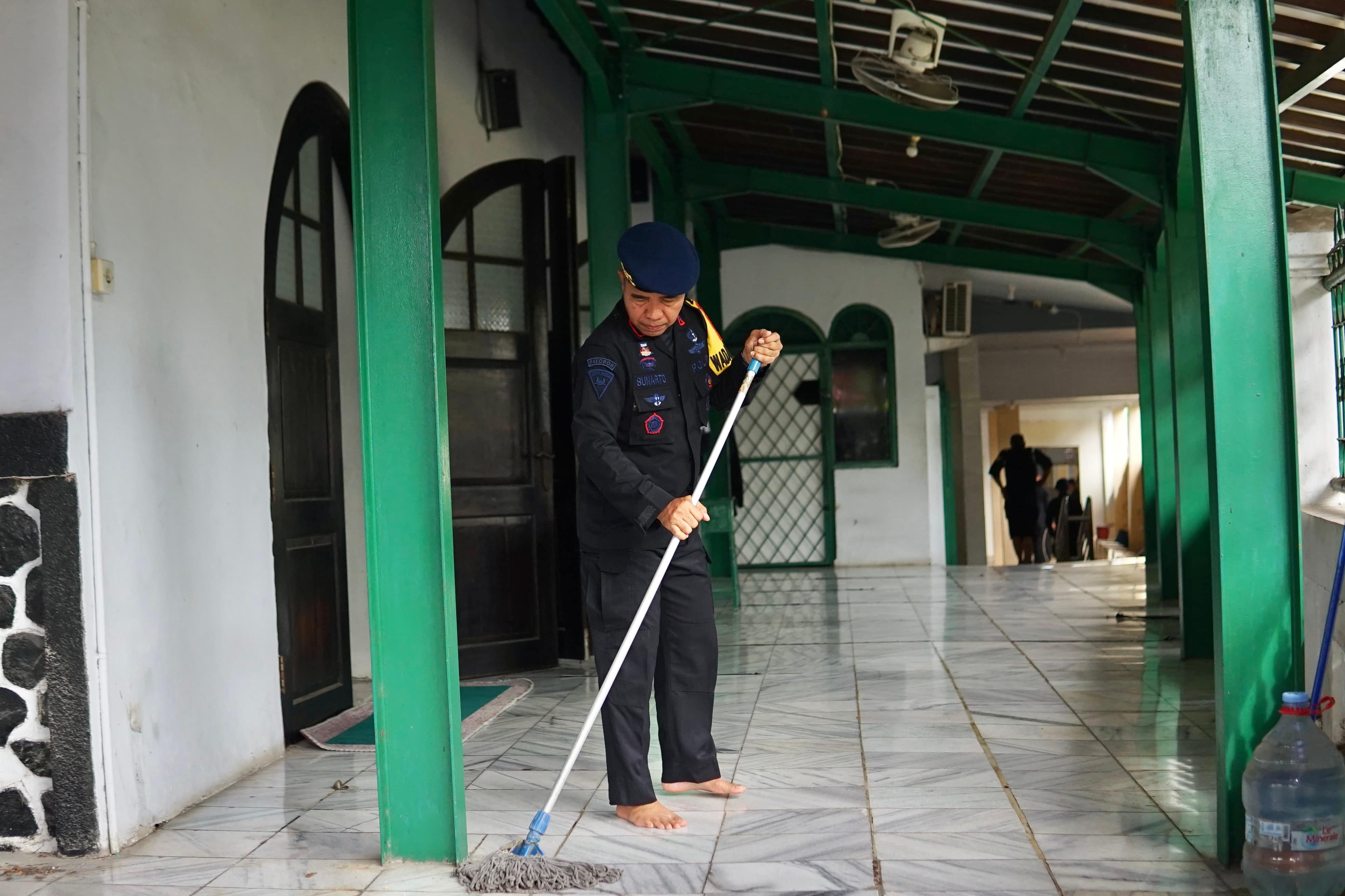 Brimob Polda Metro Jaya Gelar Gotong Royong dan Ngopi Bareng Dengan Warga di Cikini