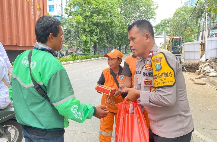 Polsek Metro Penjaringan Gelar Jumat Berkah, Bagikan Ratusan Nasi Kotak untuk Warga dan Pengemudi