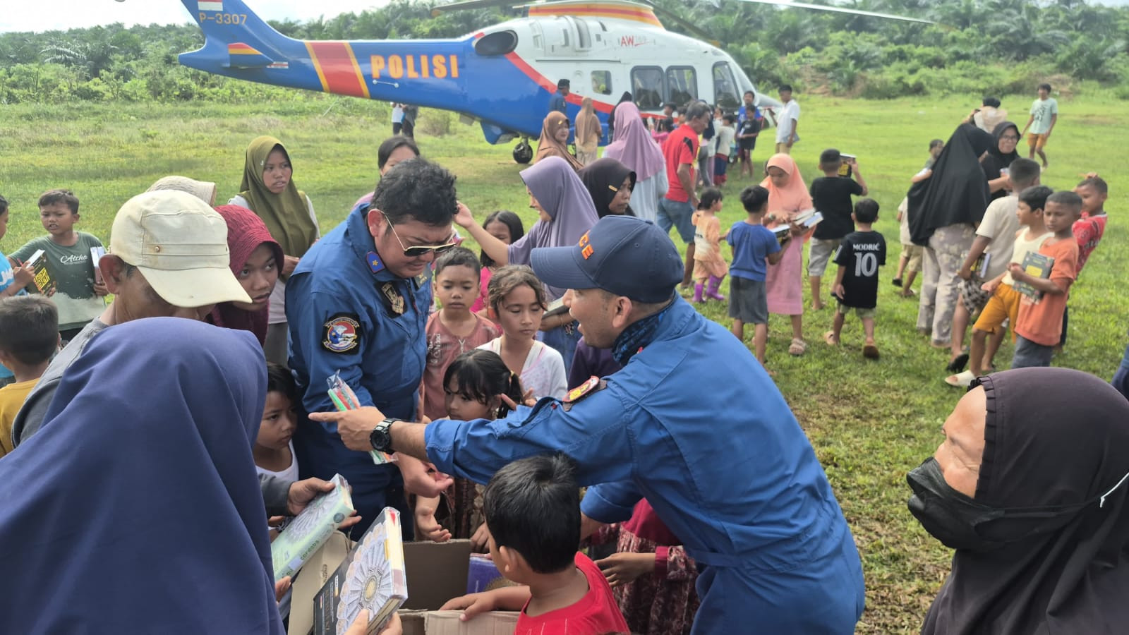 Pilot dan Kru Helikopter Salurkan Amanah Al-Qur’an untuk Anak-Anak Terdampak Banjir di Aceh Tamiang