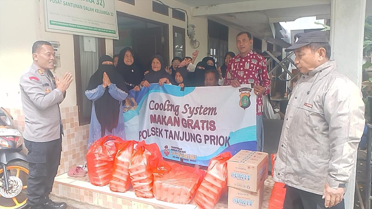 Polsek Tanjung Priok Bagikan 150 Nasi Kotak untuk Korban Banjir dalam Kegiatan Cooling System