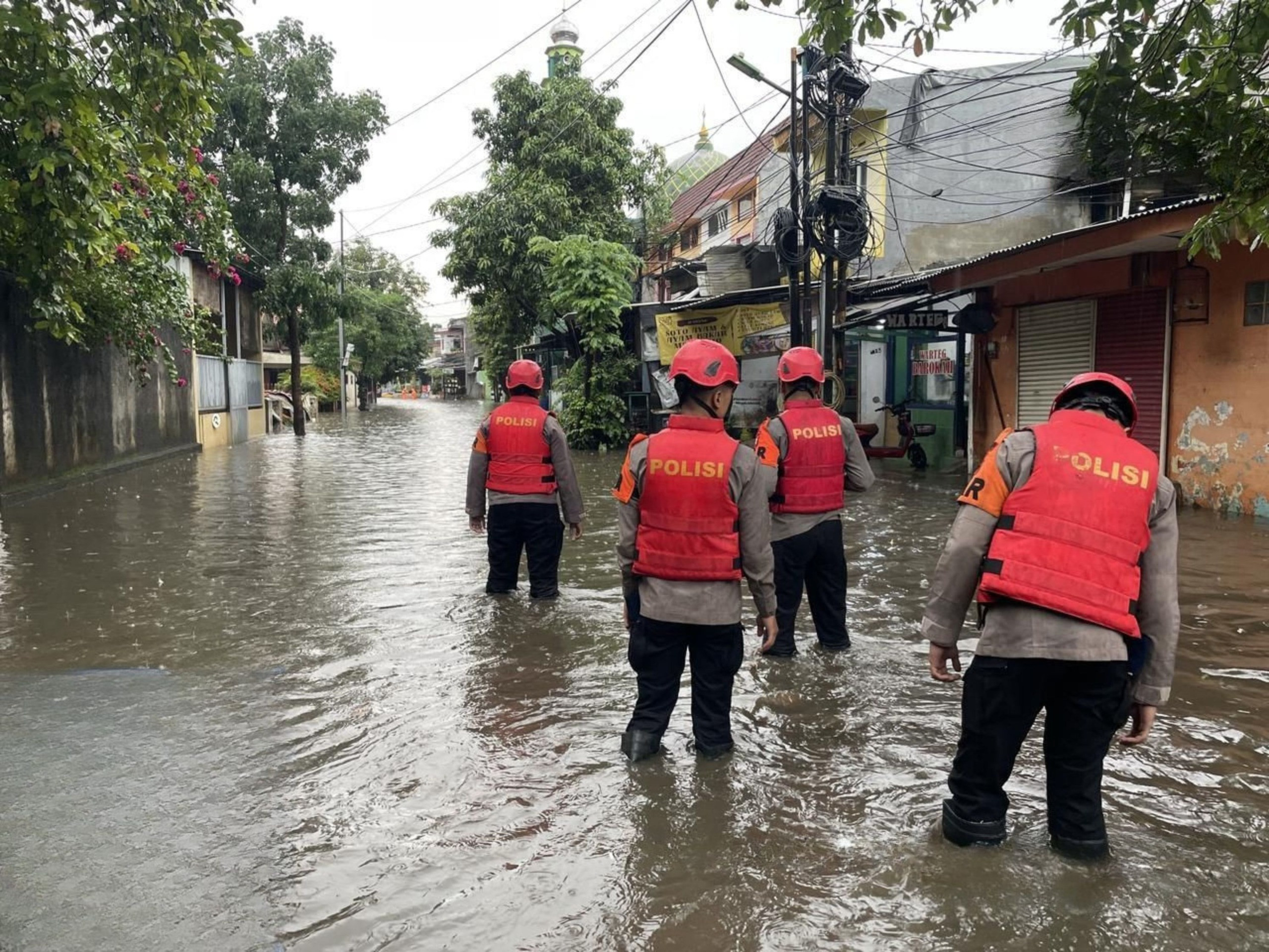 Brimob Metro Jaya Tanggap Dengan Ikhlas Bantu Warga Saat Banjir