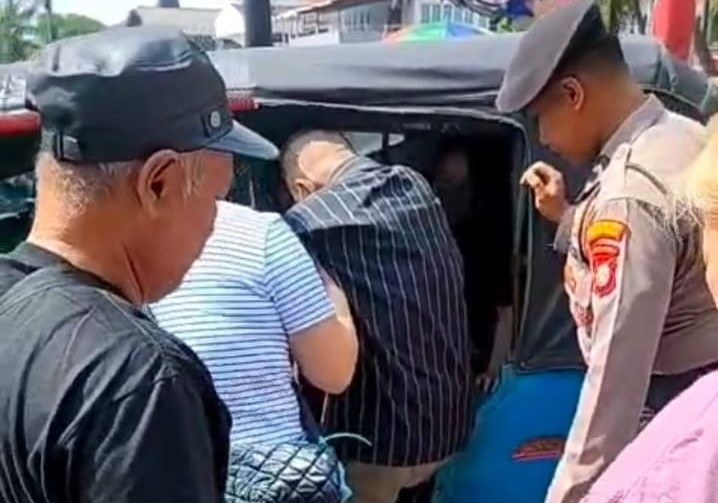 Polisi Bantu Lansia Hadiri Ibadah Natal di Gereja Stella Maris