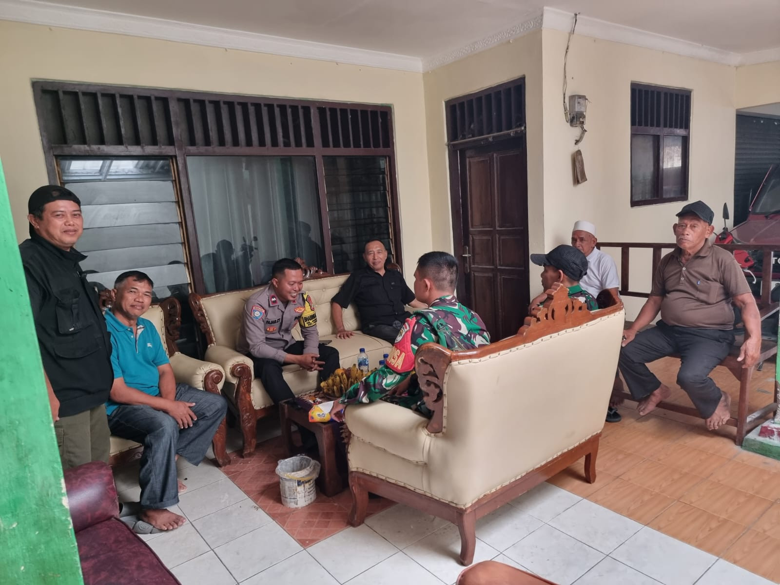 Perkuat Sinergi, Bhabinkamtibmas dan Babinsa Sambangi Tokoh Masyarakat di Jatibening Baru
