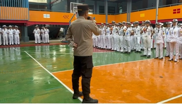 Kapolsek Kepulauan Seribu Selatan Pimpin Apel Pagi dan Beri Arahan kepada Siswa SMKN 61 Jakarta di Pulau Tidung