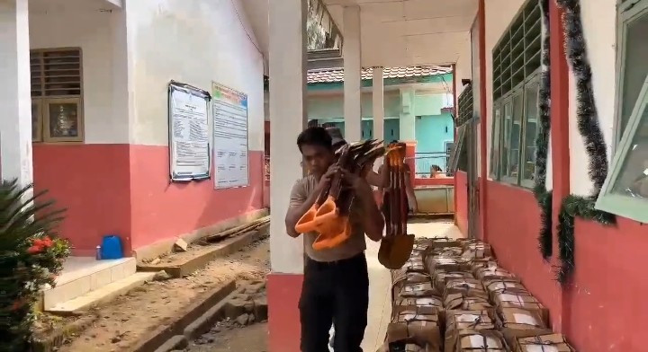 Brimob Polda Sumut Bersama Dinas Pendidikan Tapanuli Tengah Salurkan Bantuan Perlengkapan Sekolah ke Sekolah Darurat