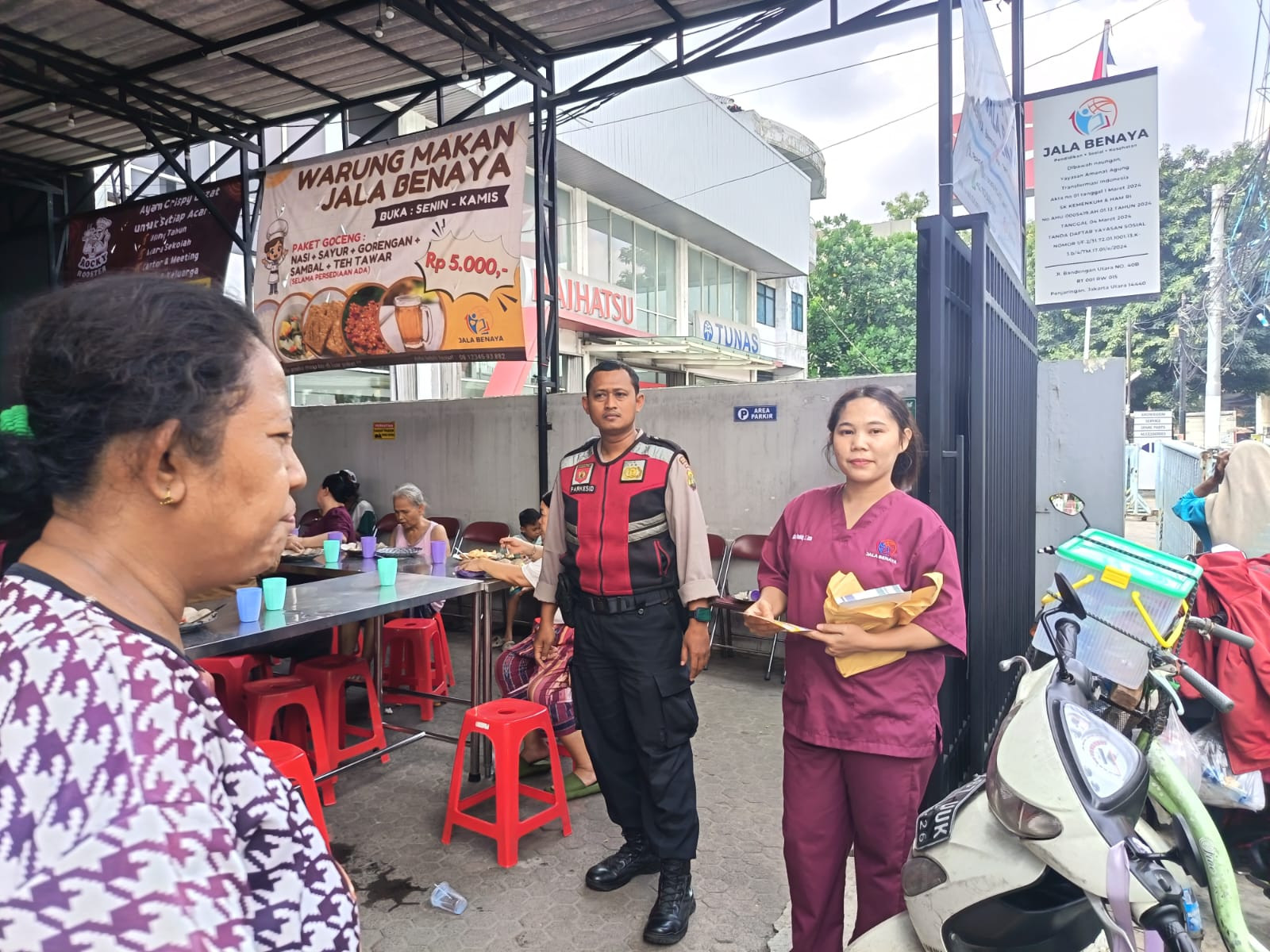 Polsek Metro Penjaringan Gelar Jumat Peduli, Bagikan Makanan Gratis dan Sampaikan Pesan Kamtibmas