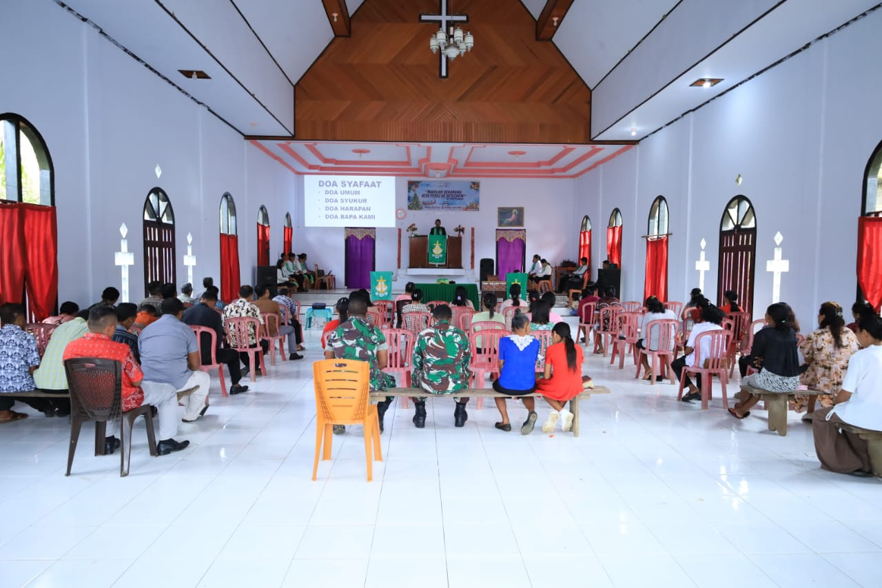 Di Tengah Kesibukan Membangun Desa, Satgas TMMD ke-126 Kodim 1505/Tidore Tak Lupa Ibadah Bersama Masyarakat