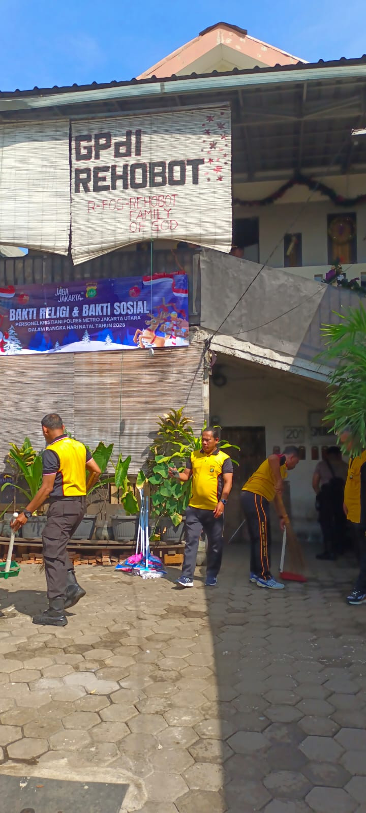 Ciptakan Sukacita Natal, Polsek Cilincing Gelar Aksi Sosial di Gereja Rehobot