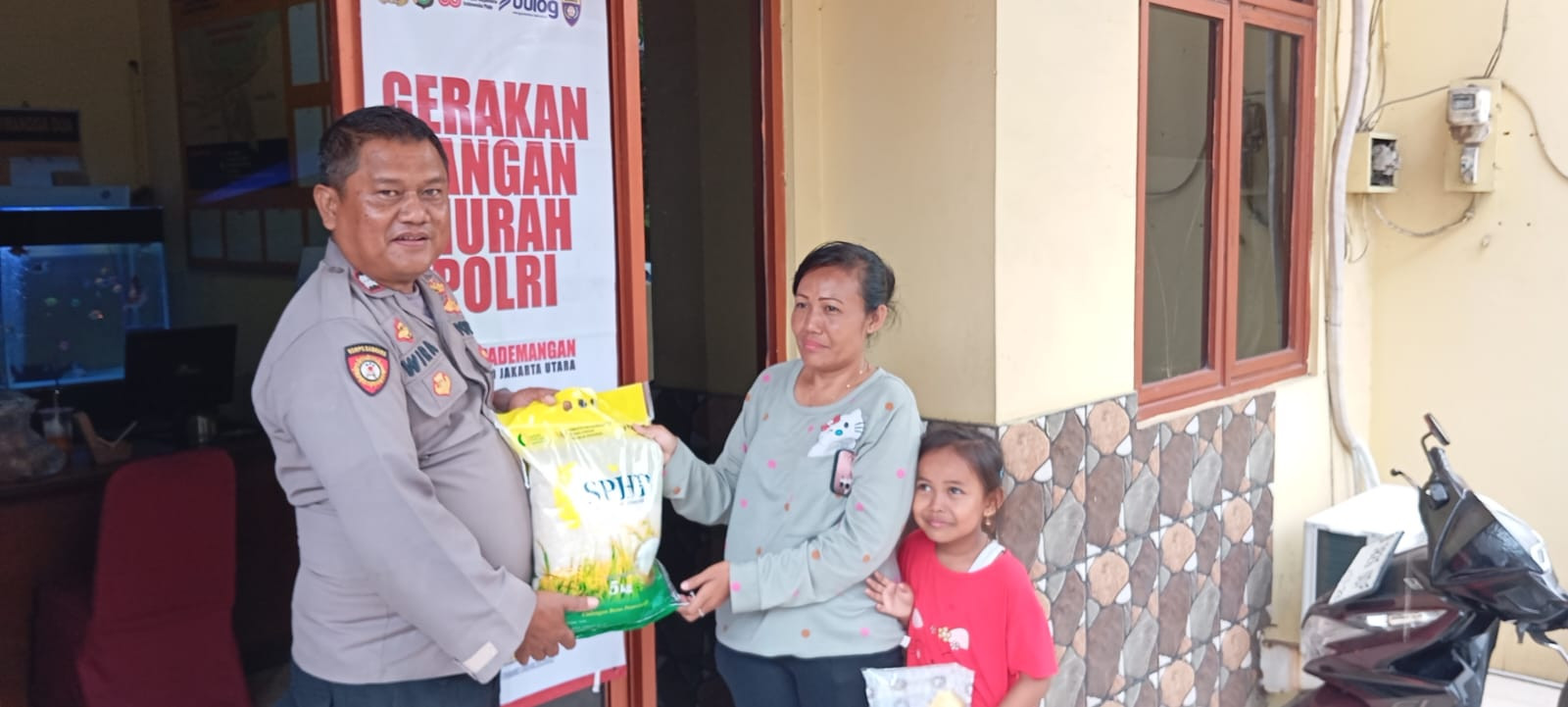 Polsek Pademangan dan Bulog Gelar Gerakan Pangan Murah, Beras SPHP Ludes Terjual