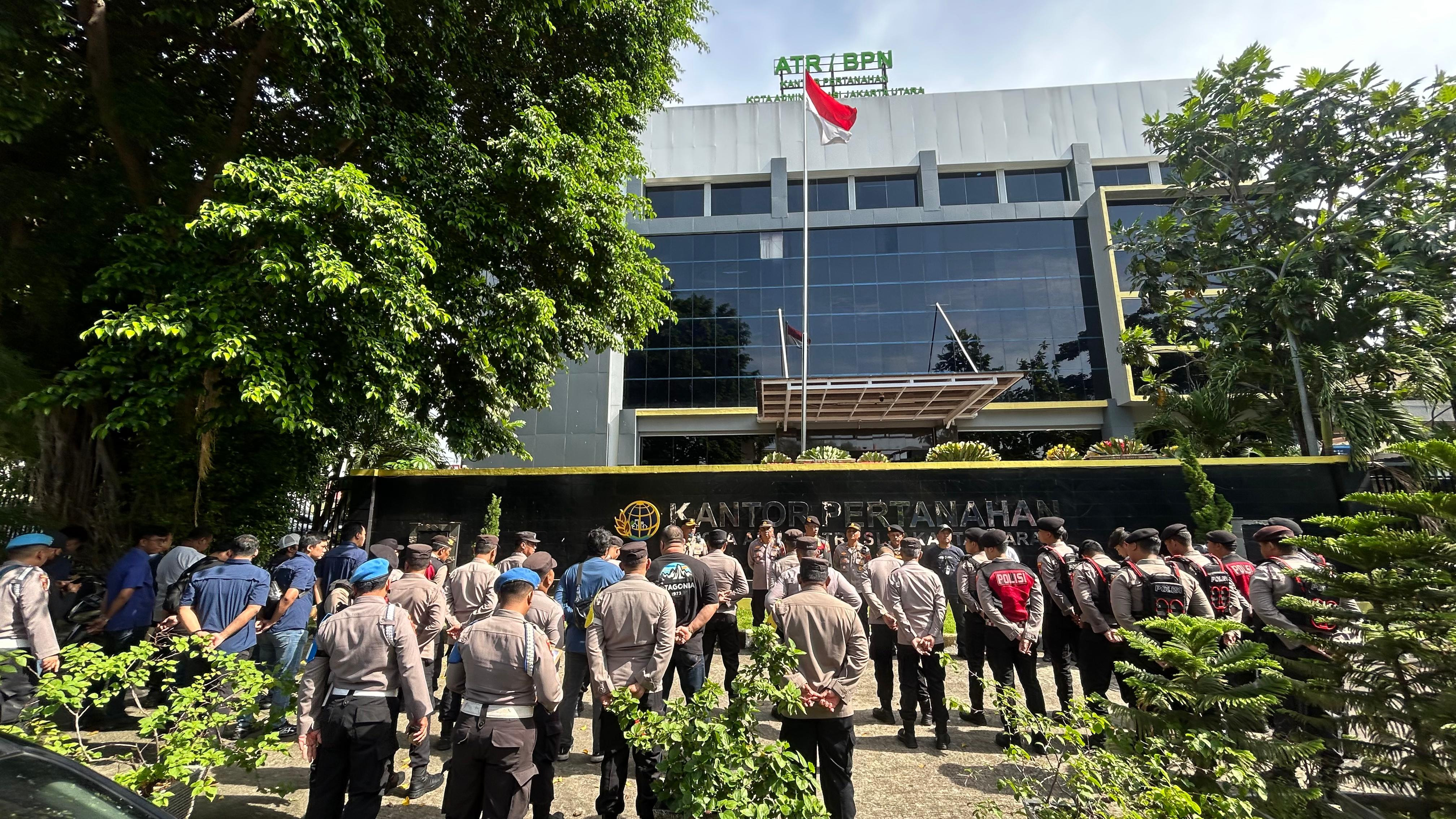 Polisi Gelar Apel Persiapan Pengamanan Aksi Unjuk Rasa di Kantor Pertanahan Jakarta Utara