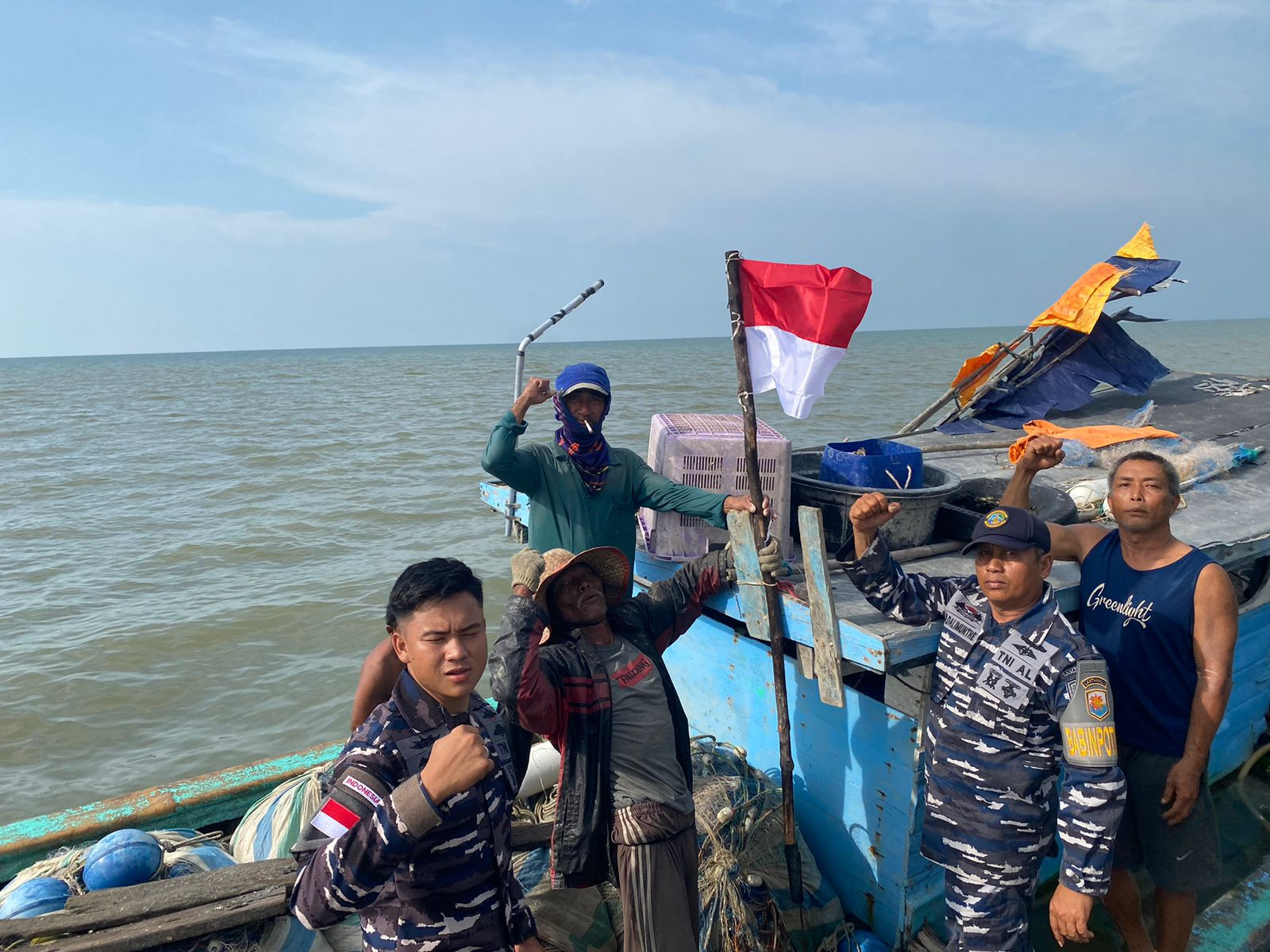 Merah Putihkan Pesisir Riau, Danlanal Dumai Pimpin Pembagian Bendera Merah Putih Kepada Masyarakat Nelayan