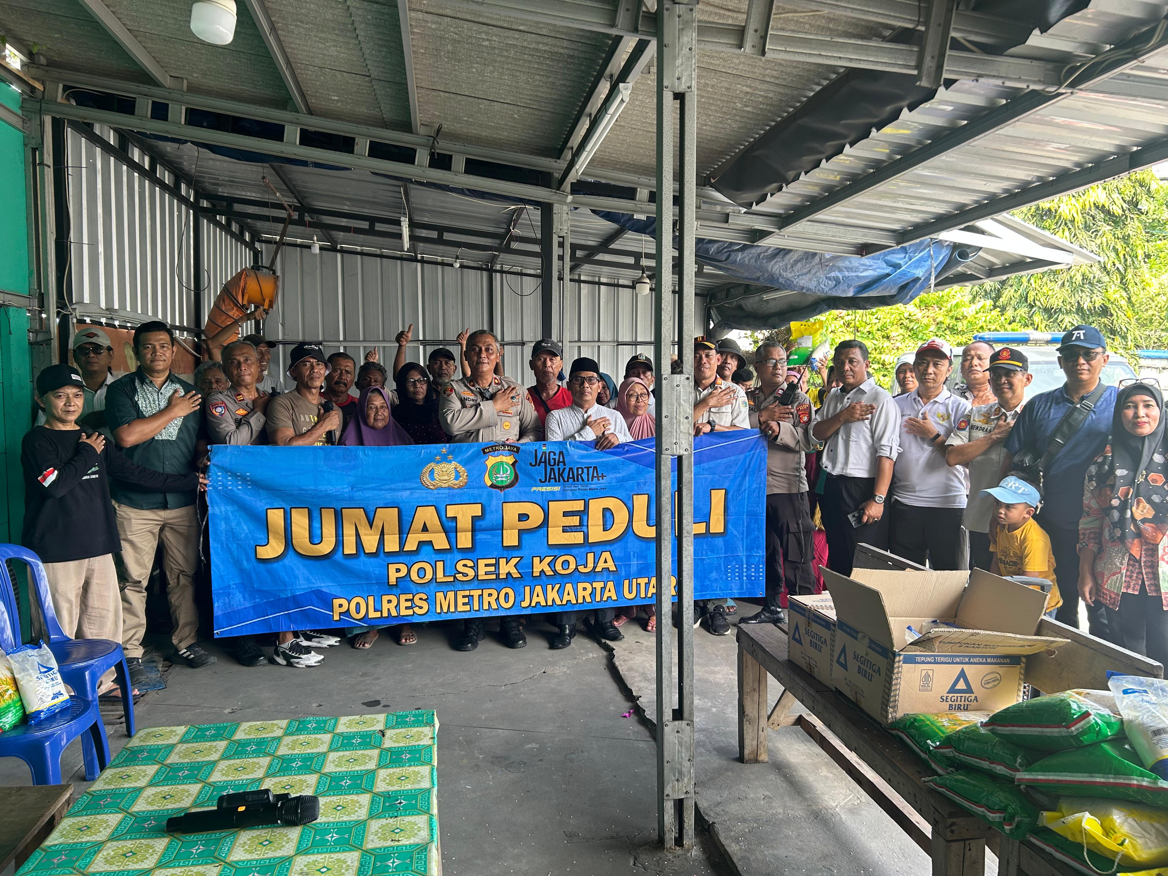 Polsek Koja Gelar Bakti Sosial Jumat Peduli, Bagikan Beras dan Terigu Gratis di Tugu Utara
