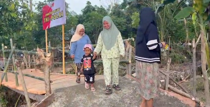 Brimob Polda Sulteng Bangun Jembatan Sementara Penghubung Wani 3–Labuan Kungguma