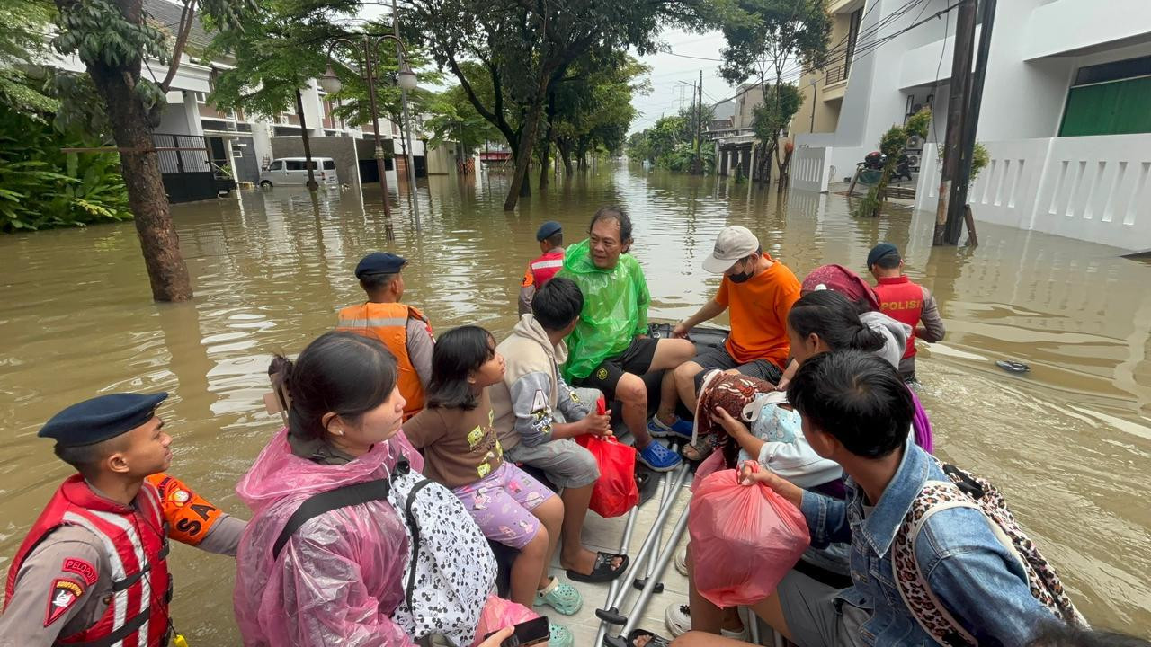 Tim SAR Brimob Metro Jaya Bantu Evakuasi Warga Terdampak Banjir di Tangerang