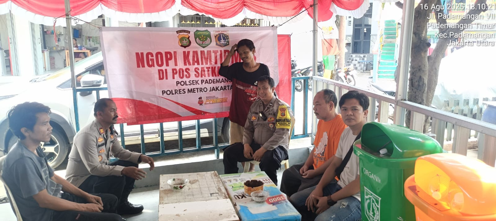 Polisi dan Warga Ngopi Bareng di Pademangan, Bahas Keamanan Lingkungan