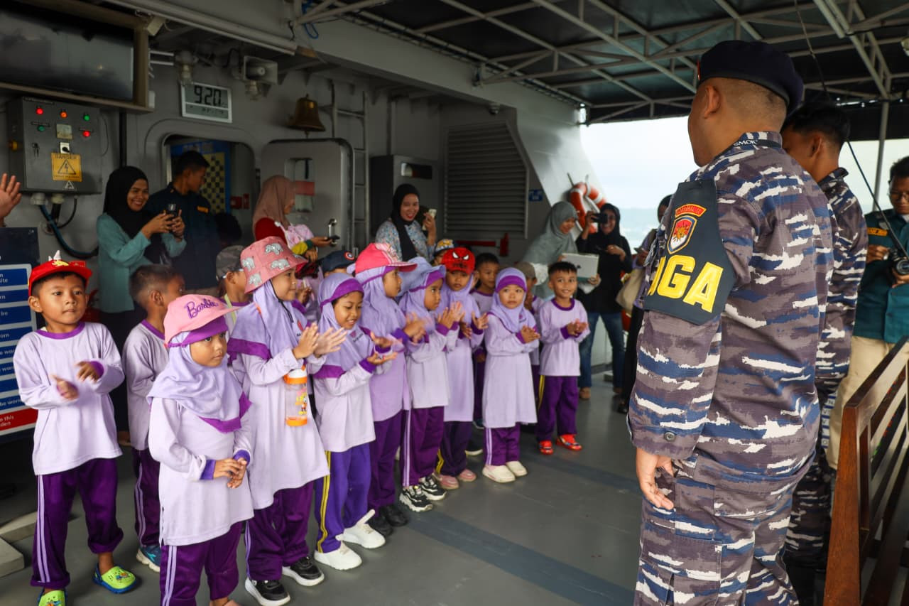Giliran TK RA Mutiara Waiheru dan PAUD Cahaya Pelangi Melihat Langsung Kapal Perang Kodaeral IX Ambon