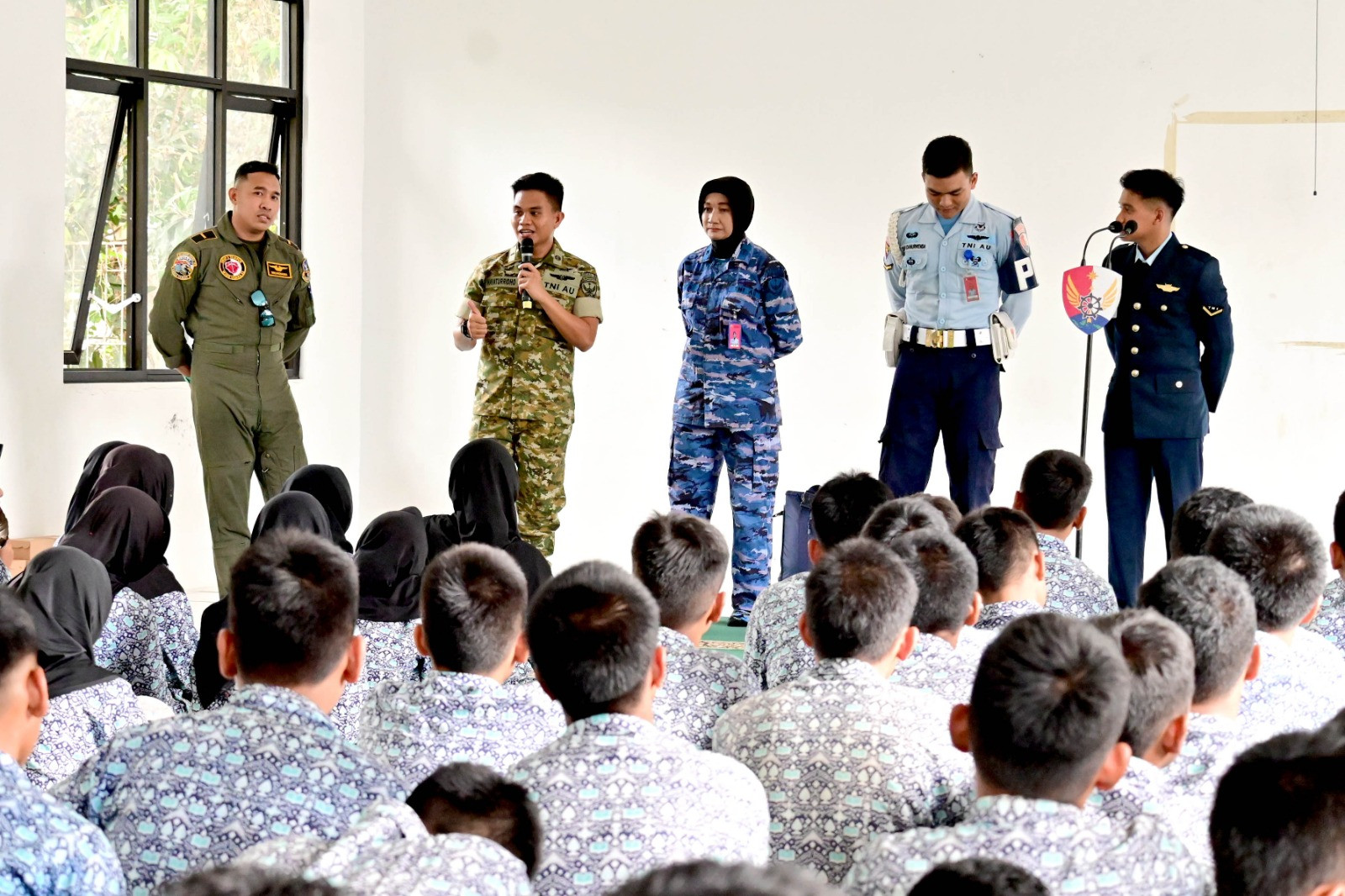 Dari Rasa Ingin Tahu Hingga Cita-Cita, Lanud Sjamsudin Noor Dekatkan Dunia TNI AU Dengan Siswa SRMP 20 Budi Luhur