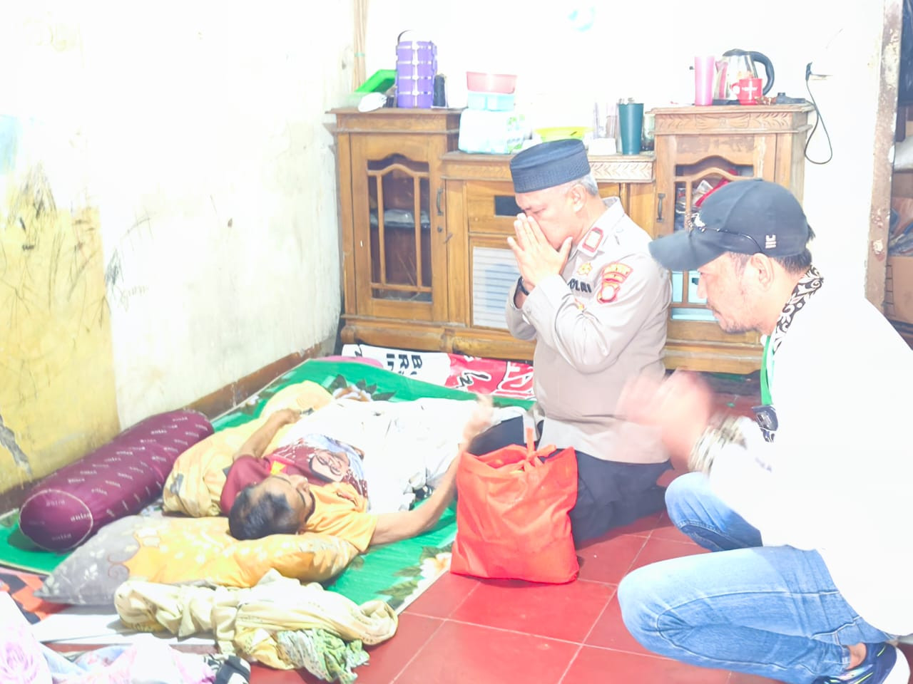 Polisi Peduli, Kapolsek Bekasi Barat Kunjungi Warga Sakit