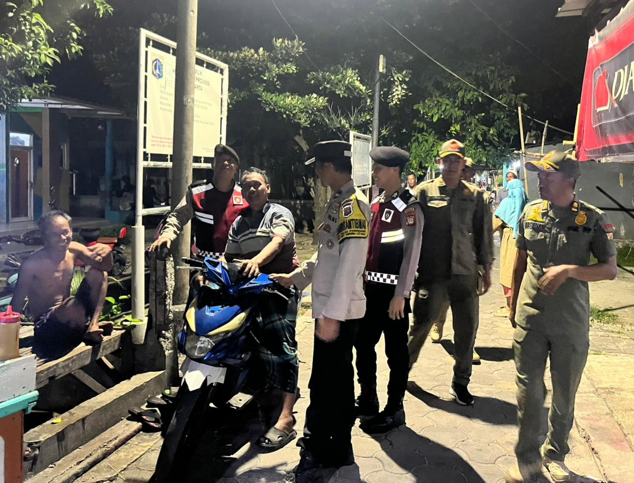 Sinergitas TNI-Polri Bersama Satpol PP dan Potmas Gelar Patroli Malam, Sosialisasi Layanan 110 Antisipasi Tawuran serta 3C di Kepulauan Seribu Utara