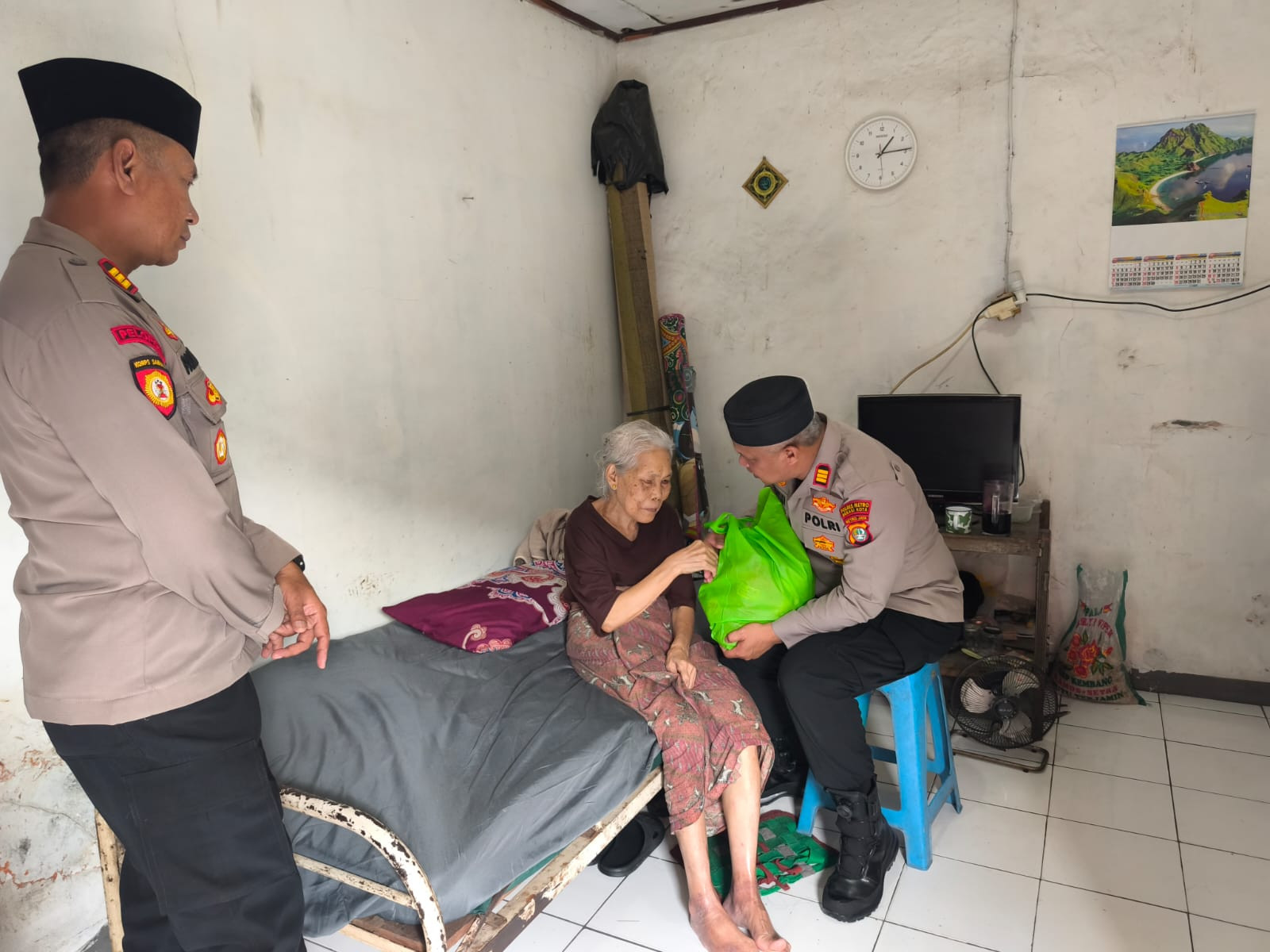 Jaga Jakarta On The Spot, Kapolsek Bekasi Barat Kunjungi Warga Sakit dan Lansia, Salurkan Bantuan Sembako