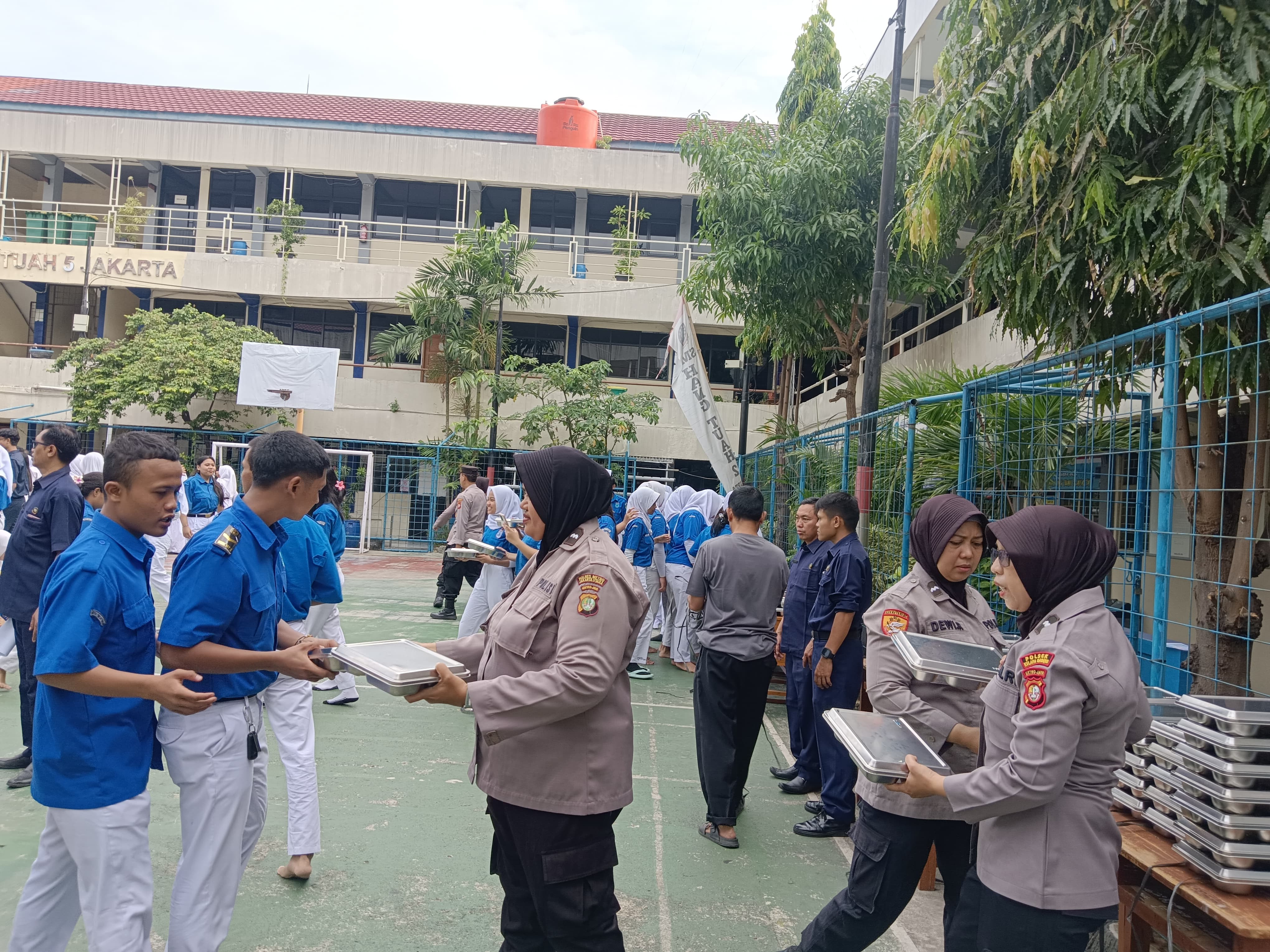 Polda Metro Jaya Distribusikan 2.815 Paket Makanan Bergizi ke Delapan Sekolah di Kelapa Gading