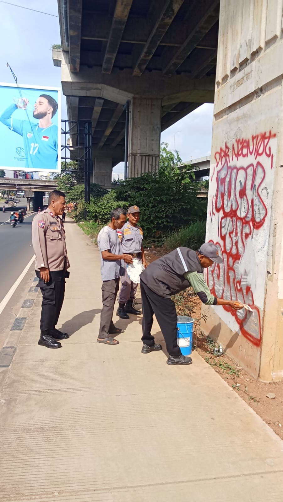 Sinergi Tiga Pilar, TNI-Polri dan Warga Bekasi Barat Bersihkan Coretan di Jakasampurna