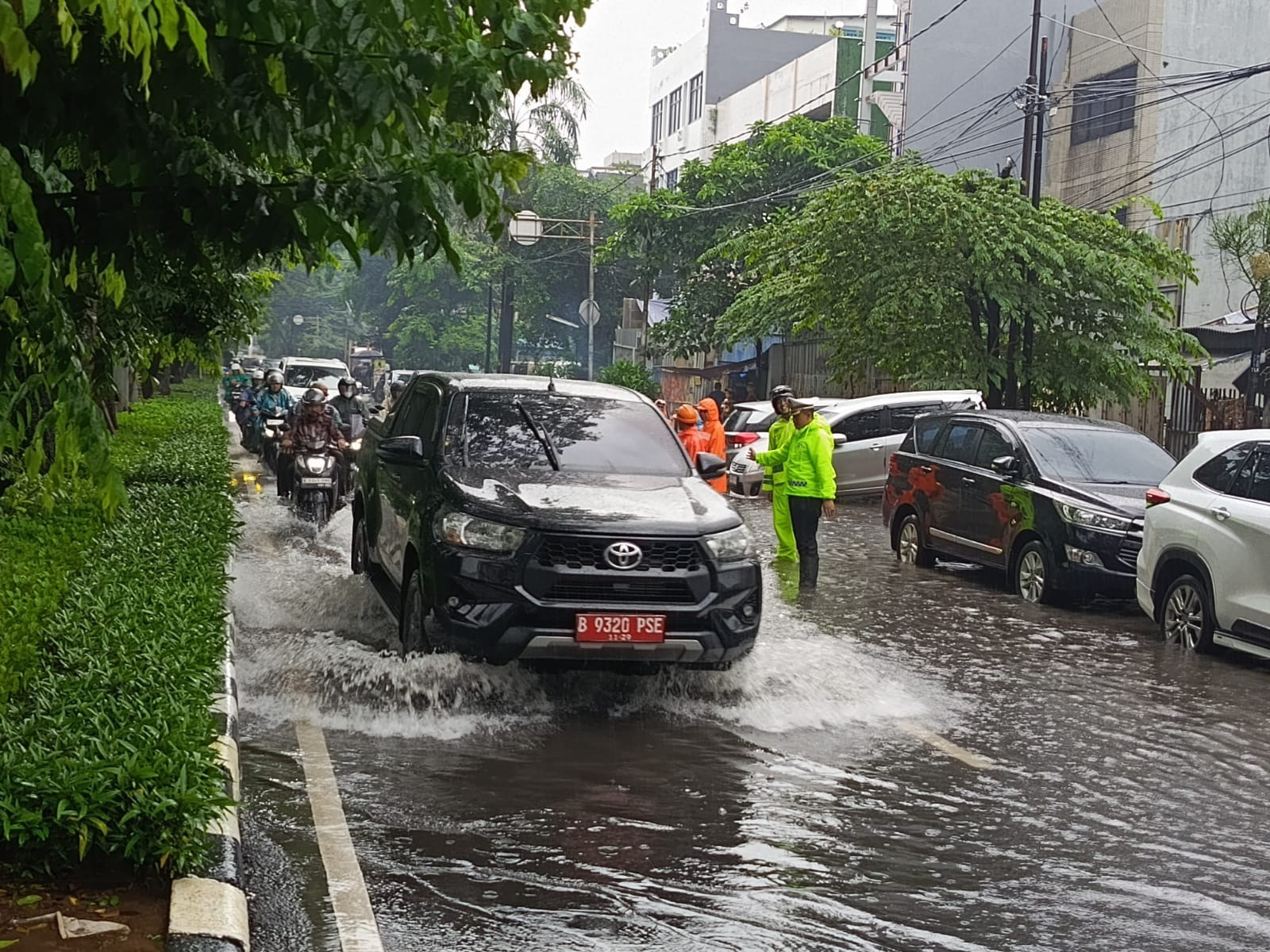 Banjir di Sejumlah Ruas Jalan, Brimob–Lantas–Polair PMJ Dikerahkan