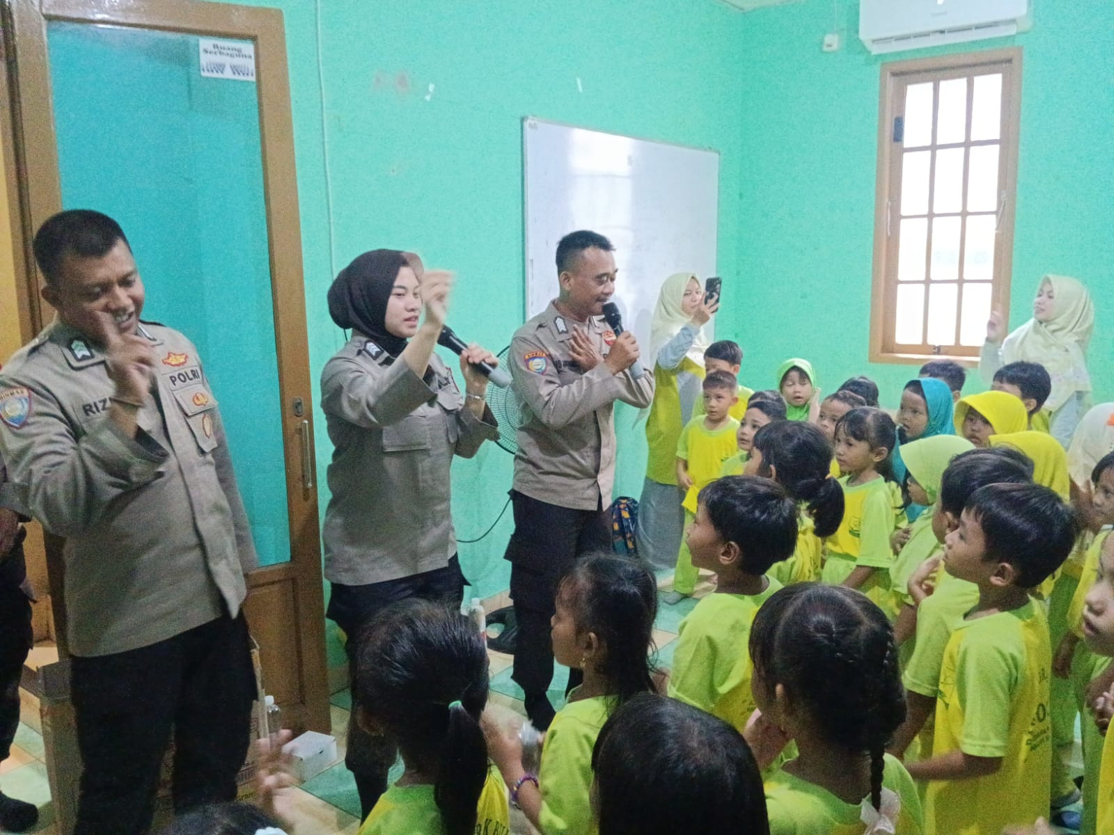 Sat Binmas Polres Metro Jakarta Utara Dekatkan Diri dengan Anak Lewat Program Polisi Sahabat Anak di PAUD Anggrek Bulan 3