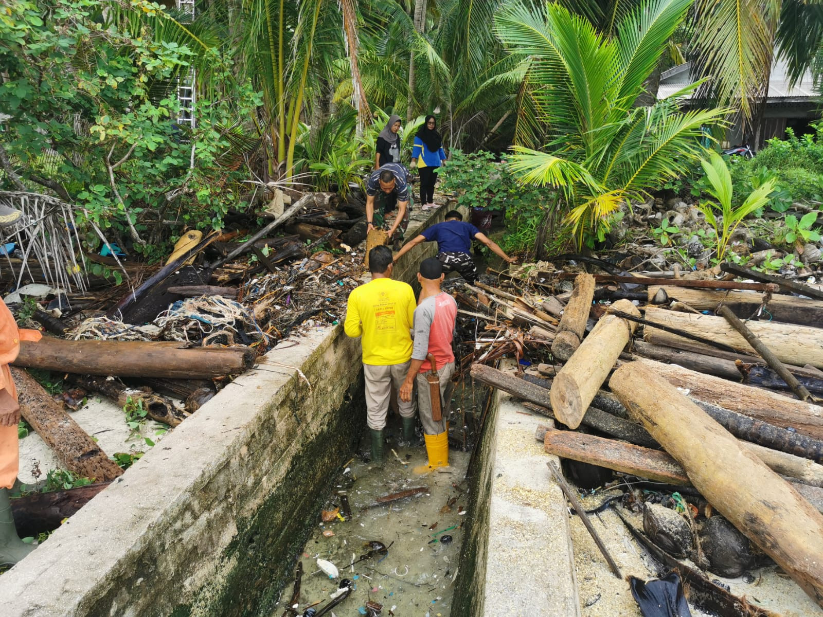 Cegah Banjir, Lanal Ranai Laksanakan Pembersihan Sampah Kayu di Pulau Midai