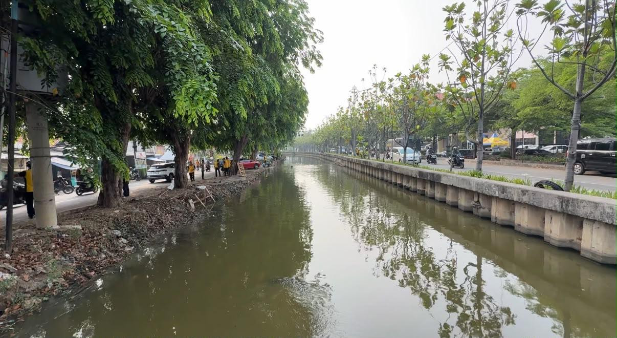 Aksi Green Policing, Polres Metro Bekasi Kota Bersihkan Eceng Gondok di Kali Baru untuk Antisipasi Banjir dan Ajak Warga Waspada DBD