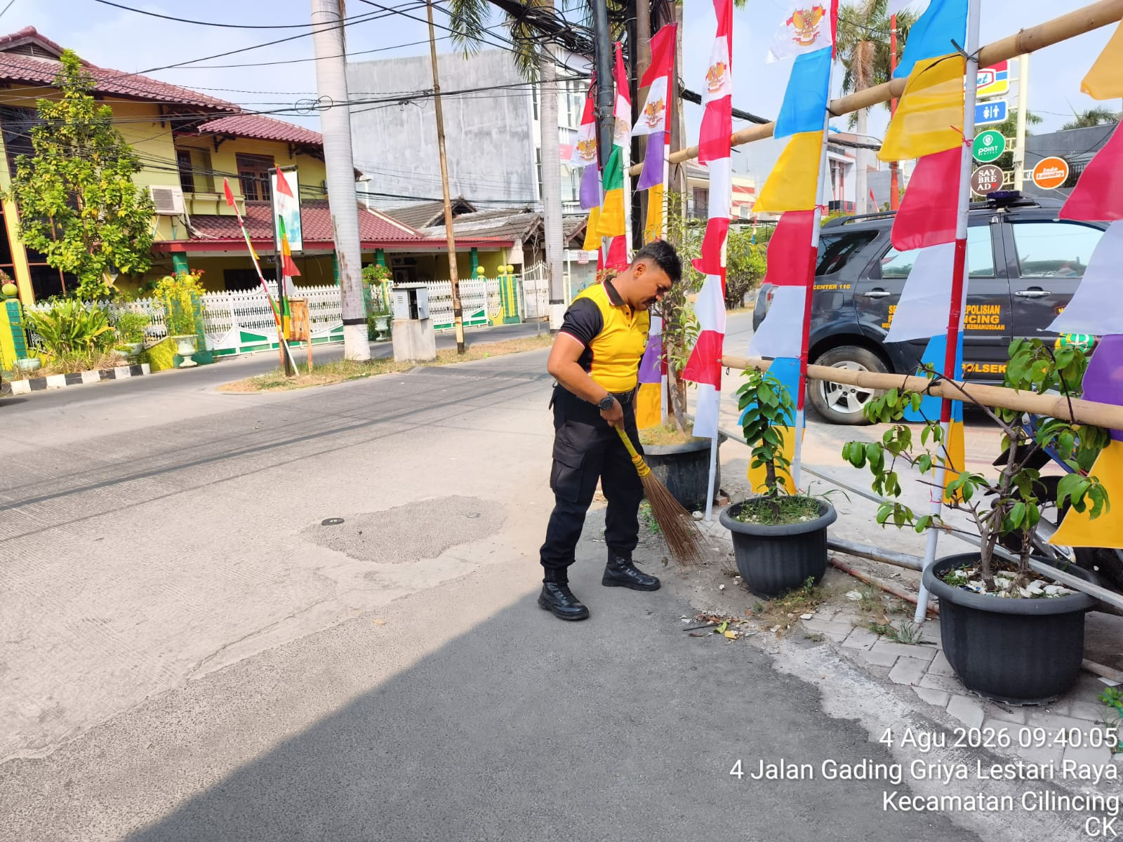 Polsek Cilincing Bersama Warga Sukapura Gelar Kerja Bakti, Percantik Gerbang RW 012