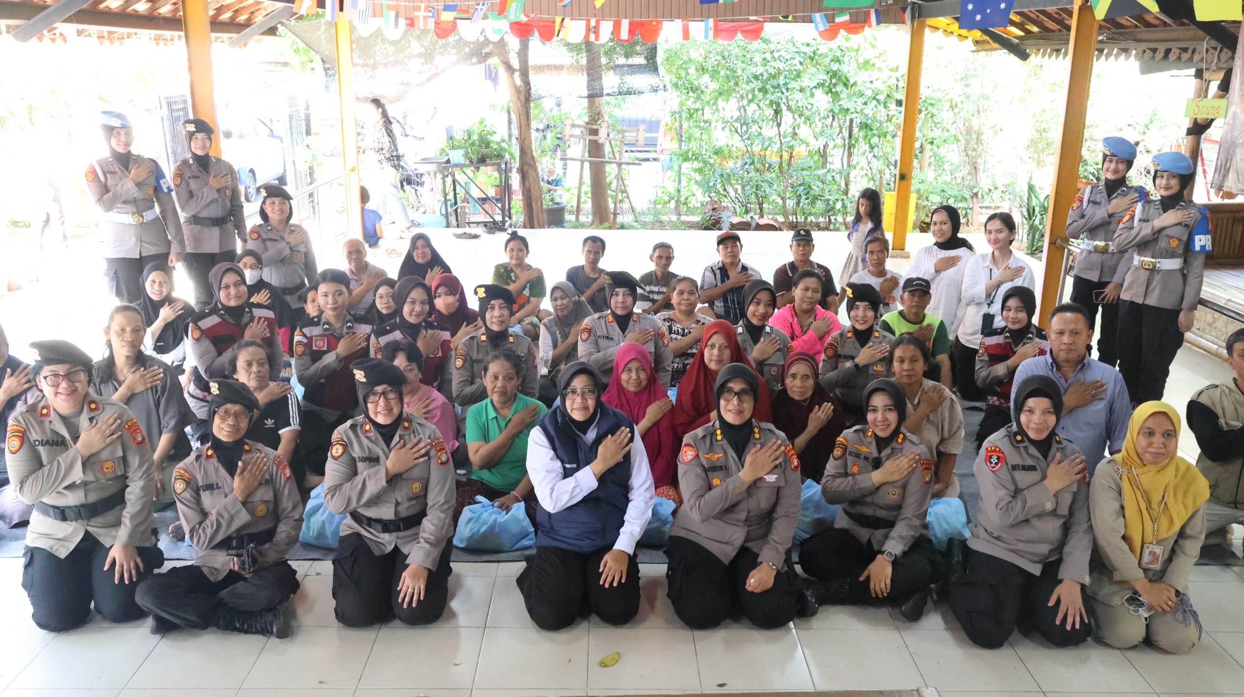 Dalam Semangat Hari Kartini, Polwan Polda Metro Jaya dan Polres Metro Jajaran Gelar Patroli Kamtibmas dan Bakti Sosial