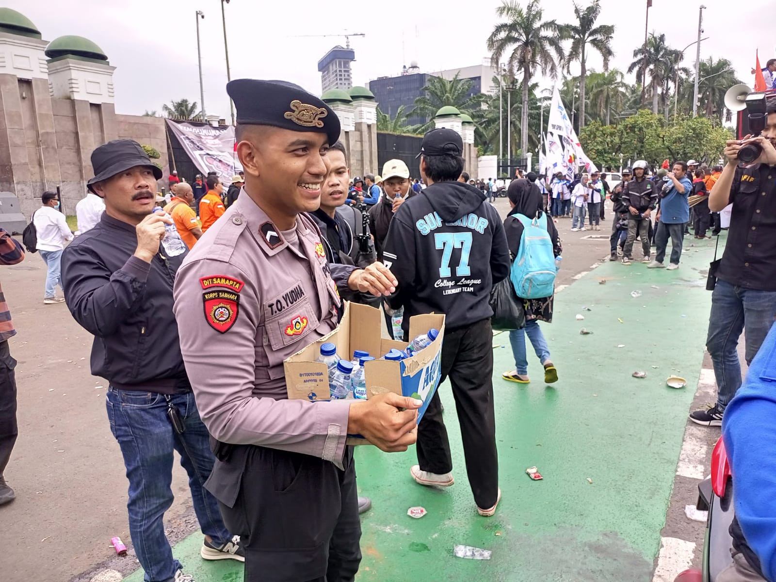 Anggota Samapta Polda Metro Jaya Gelar Aksi Simpatik, Bagikan Air Mineral Dan Roti kepada Buruh di Depan DPR/MPR