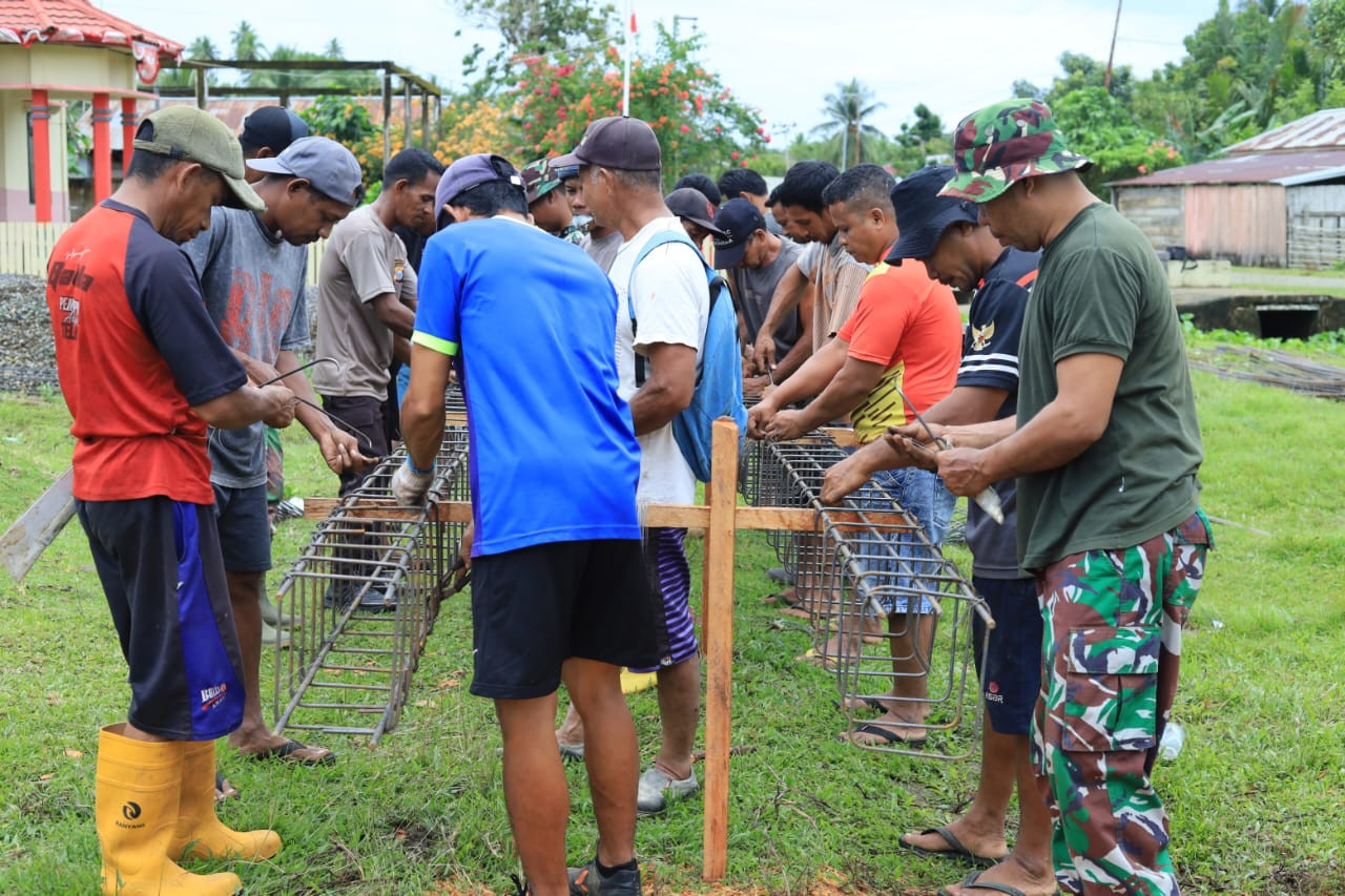 Anggota Satgas TMMD Ke-126 Kodim 1505/Tidore dan Warga Kompak, Siapkan Pengecoran Tiang Masjid