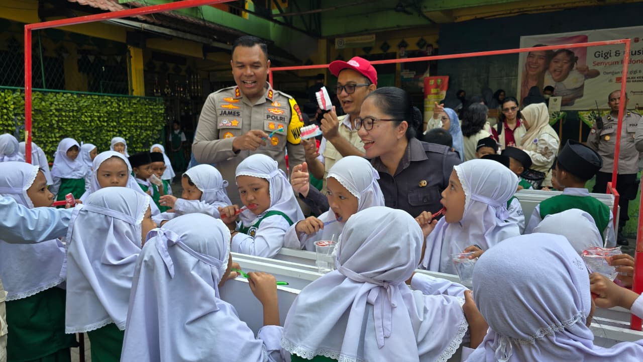 Polres Metro Jakut dan PDGI Gelar Bakti Kesehatan untuk Siswa MI Al-Wathaniyah