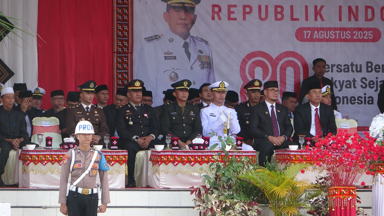 Danlanal Simeulue Hadiri Upacara Penurunan Bendera Merah Putih Pada Peringatan HUT Ke-80 Kemerdekaan RI di Kabupaten Simeulue