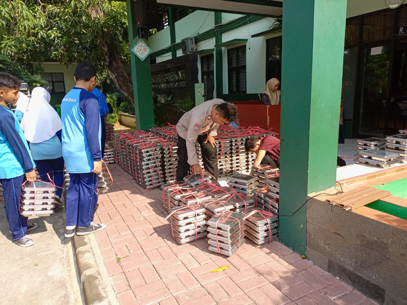 Sinergitas  TNI-POLRI  Kegiatan Makanan Gratis, Bhabinkamtibmas dan Babinsa Pantau Distribusi di SMPN 13 Bekasi