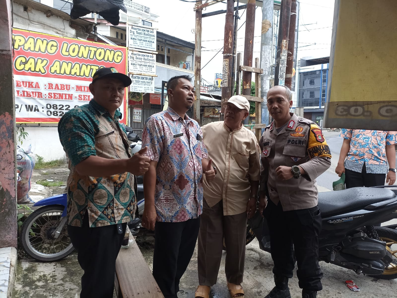 Tingkatkan Infrastruktur, Bhabinkamtibmas Jaticempaka Kawal Pengukuran Jalan Anugerah