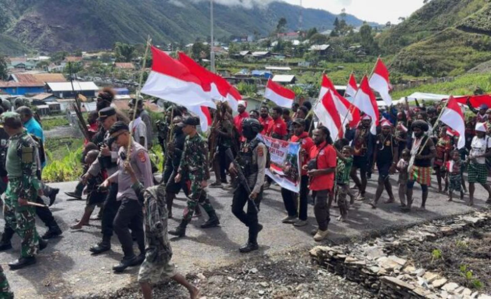 Peringatan Hari Lahir Pancasila, 800 Warga Puncak Jaya Kirab Bendera 50 Meter