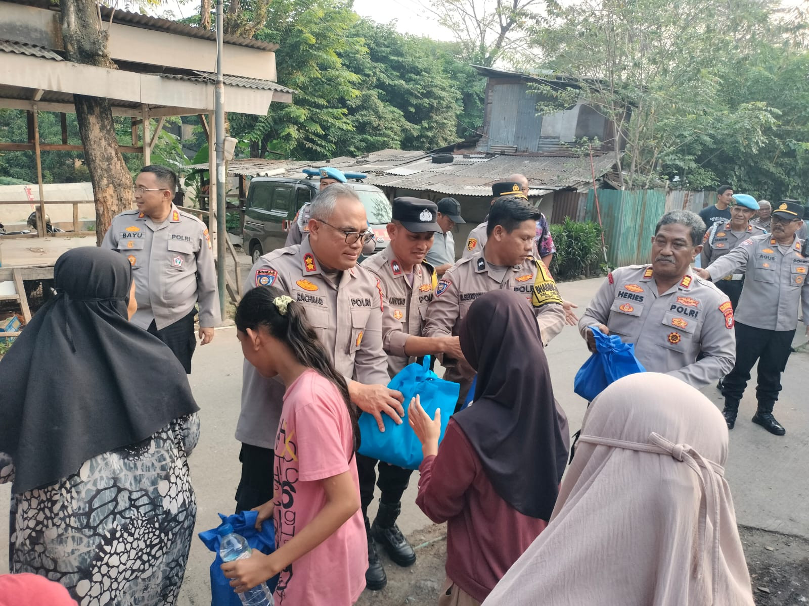 Progam Jaga Jakarta+ On The Spot Polisi Sambangi Warga Panunggangan Barat, Bagikan Sembako dan Ajak Warga Perkuat Keamanan Lingkungan